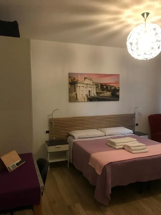 Couette-café Smart House Rooms Central Luxury Bergame Italie